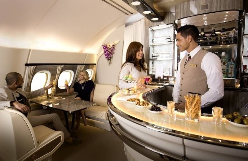 Luxusní salonek a bar na palubách letadel Emirates A380
