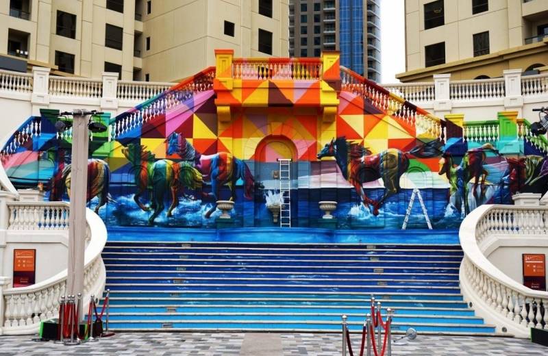 Malba na budově ve čtvrti Dubai Marina