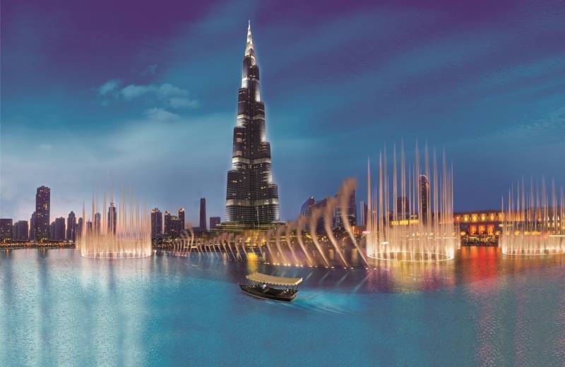 Plavba loďkou pod věží Burj Khalifa v Downtown Dubai