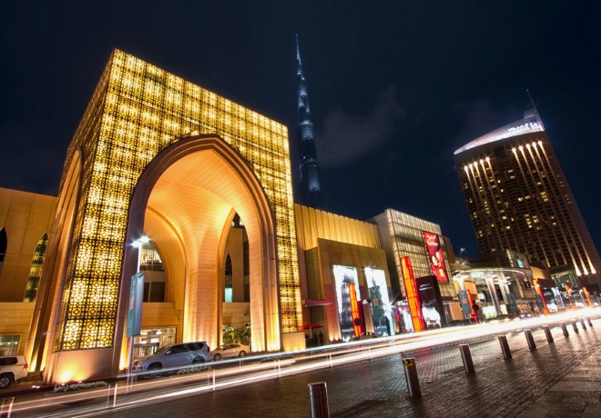 Promenenáda před nákupním střediskem The Dubai Mall v Dubaji