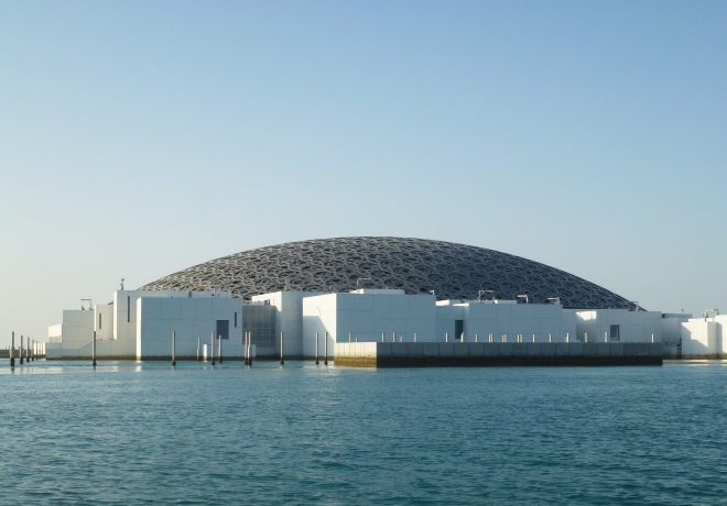 Výstavba muzea Louvre Abu Dhabi v Emirátech