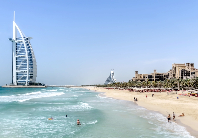 Pláž před komplexem hotelů Madinat Jumeirah v Dubaji