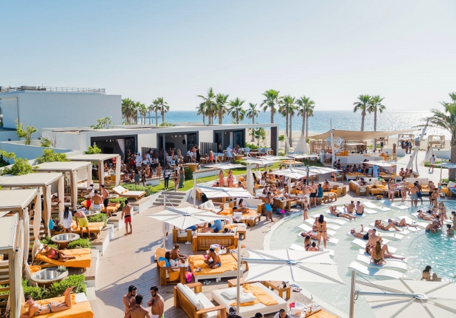 Luxusní plážový klub Nikki Beach Club v Dubaji