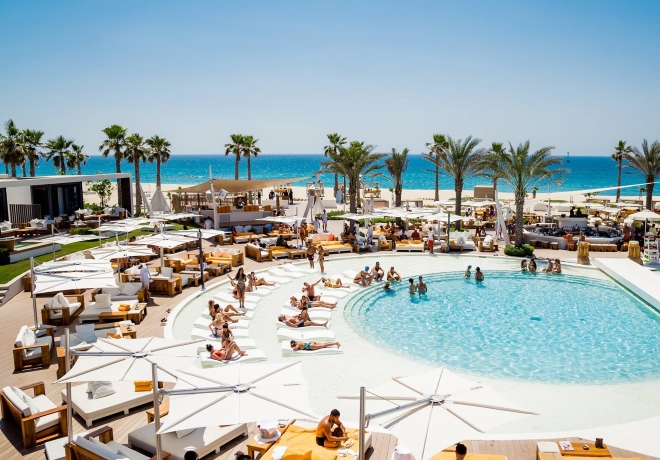 Luxusní plážový klub Nikki Beach Club v Dubaji