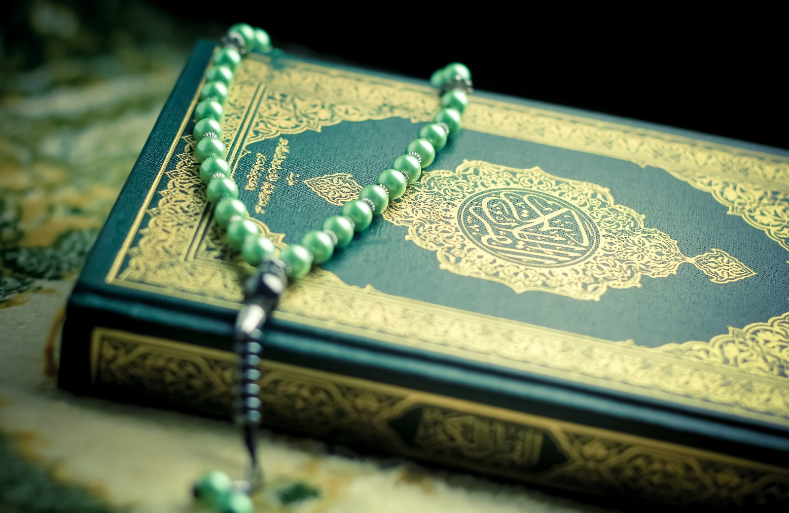 Красивая голосом кораном. Коран зеленый мусхаф. Коран и четки. Мусульманские атрибуты. Мусульманские четки и Коран.