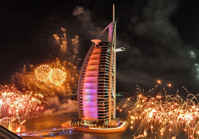 Ohňostroj během oslav nového roku v Dubaji - hotel Atlantis The Palm