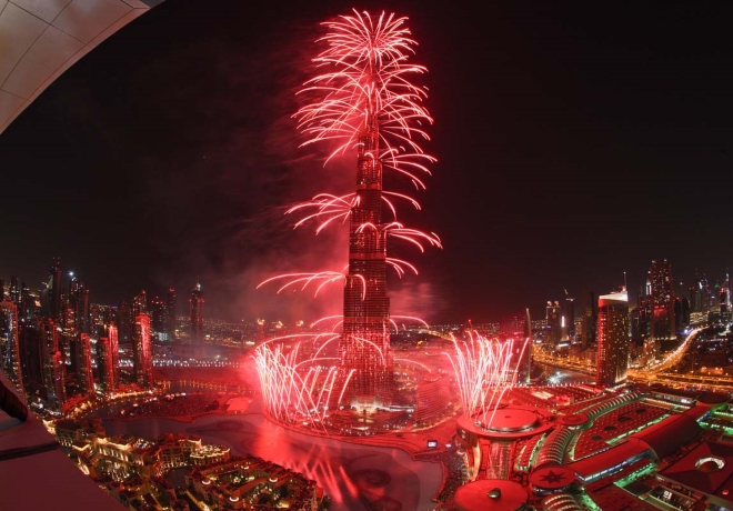 Ohňostroj během oslav nového roku v Dubaji - Centrum Downtown Dubai